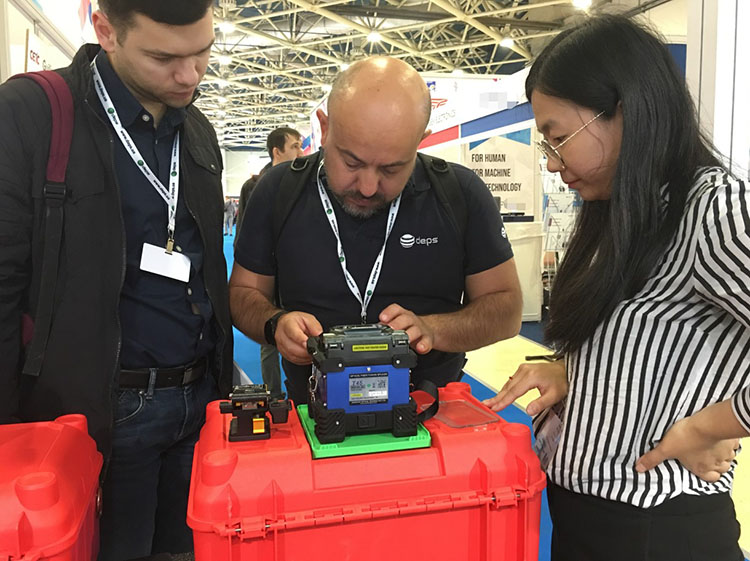 T45_fusion_splicer demonstration of Russian Exhibition products